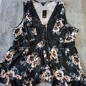 NWT Women's Torrid Size 3 Top Sleeveless Pleated Floral Pattern Preppy Casual